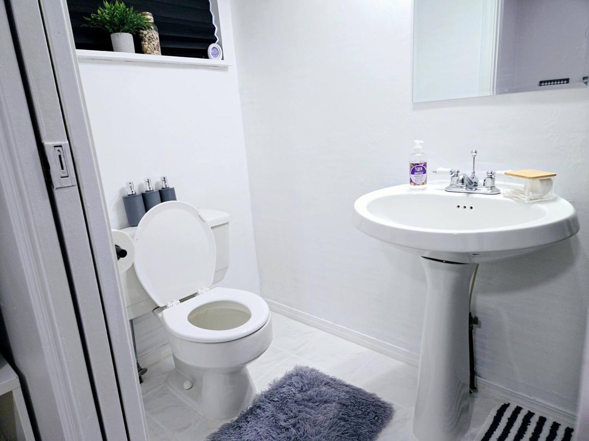 Charming Room With Attached Private Bath In The Heart Of Vancouver! Private Parking, Self Check-In & Just 4 Mins To Metrotown! Exterior foto